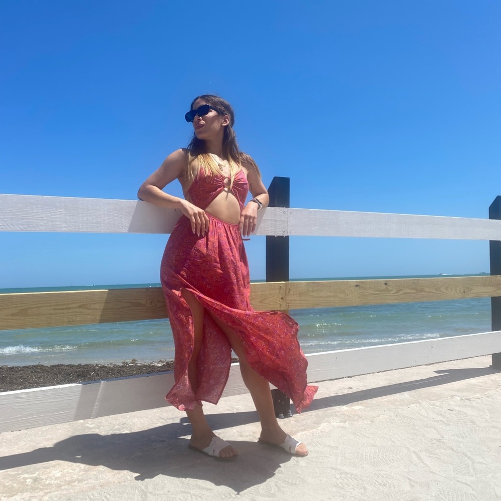 It is a dress as shown in the photo, it has no damage, it has a single use.